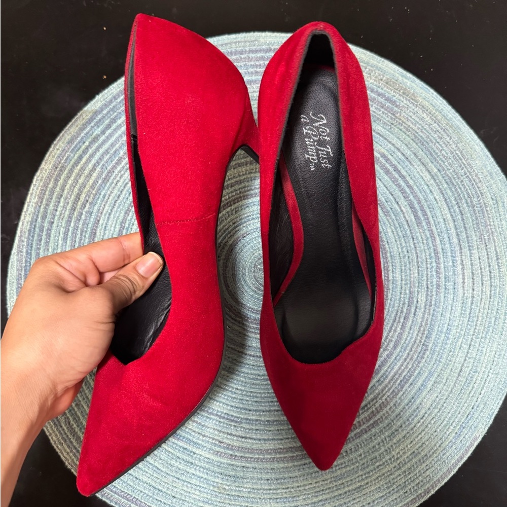 RED PUMPS - Picture 2 of 4